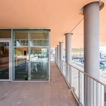 Downtown East Water Front Apartment *